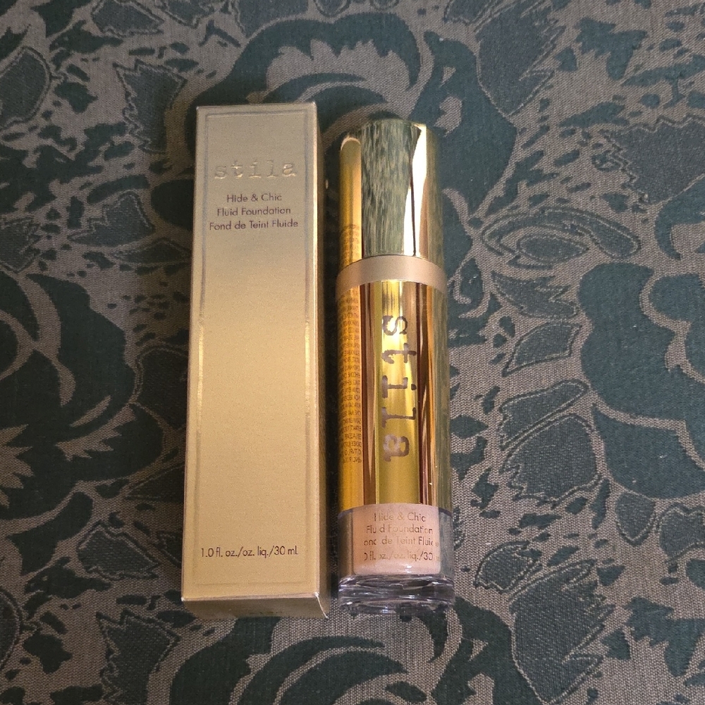 NIB Stila Hide & Chic Fluid Foundation - Light 4